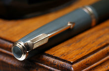 Load image into Gallery viewer, Z-Parker Duofold AF - Olive Green with Duofold "N" 14ct Gold Nib - (P958)