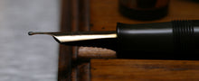 Load image into Gallery viewer, Z-Parker Duofold AF - Olive Green with Duofold "N" 14ct Gold Nib - (P958)