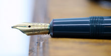 Load image into Gallery viewer, Z-Parker Duofold Demi in rare Green with Duofold "N" 14ct Gold Nib (P967a)