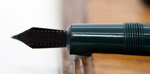 Load image into Gallery viewer, Z-Parker Duofold Demi in rare Green with Duofold "N" 14ct Gold Nib (P967a)