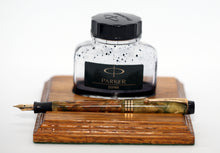 Load image into Gallery viewer, Z-Parker Duofold Early Junior Pearl with 052880 Duofold 14ct Gold Nib (P978)