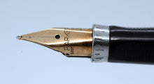 Load image into Gallery viewer, Parker 75 - Red Jasper Quartz Laque with 14ct Gold &quot;M&quot; Point Nib - P0997
