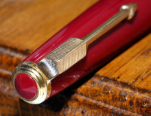 Load image into Gallery viewer, Z-Parker Duofold Maxima in Red with Rare Broad Point No.50 14ct Gold Nib
