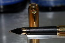 Load image into Gallery viewer, Z-Parker 95 - Godron Gold with Fine Point Gold Nib - (P787)
