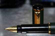 Load image into Gallery viewer, Z-Parker 88 - Matt Green with 88 Gold Nib - (P581)
