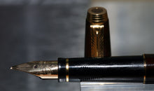 Load image into Gallery viewer, Z-Parker 75 Thuya Laque - No.98 Fine Italic Point 18k Gold Nib
