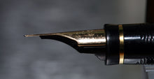 Load image into Gallery viewer, Z-Parker 75 Thuya Laque - No.98 Fine Italic Point 18k Gold Nib
