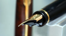 Load image into Gallery viewer, Z-Parker 75 Thuya Laque - No.98 Fine Italic Point 18k Gold Nib
