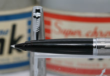 Load image into Gallery viewer, Z-Parker 80 - Harlequin Grey Shield with Medium Point Steel Nib (P1011)
